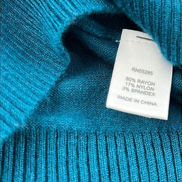 Express Women’s V-Neck Sweater Vest - Picture 4 of 6